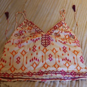 Sommartopp med glitter - Aldrig använd då den inte passade mig (kan uppfattas mer som en M). Lite festligare topp till sommaren