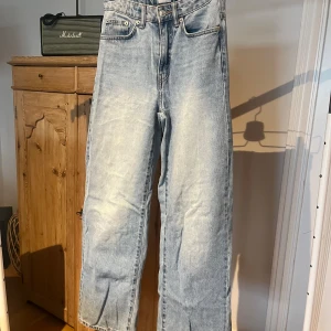 Ljusblåa jeans  - Ljusblåa raka jeans modellen är Boulevard 