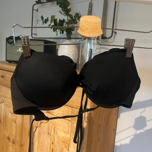 Bikini topp - Superfin bikini topp med volang och knyt 