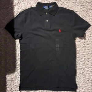 Svart piké - Polo Ralph Lauren - Knappt använd. - Utan prislappen