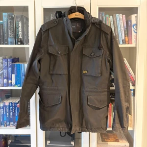 Fieldjacket från G-Star RAW - Fieldjacket från G star| Storlek: Xl men passar L- Skicket är bra - Mitt pris: 549 Nypris: Ca 3000 Hör gärna av dig om du har några frågor.// AU