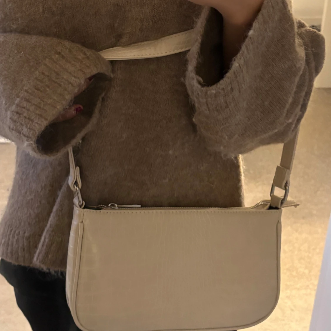 Cremevit handväska  - 1