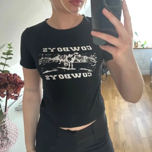 Svart T-shirt med cowboytryck  - Svart T-shirt med cowboy tryck🤠använd några gånger men inga större tecken på användning🤠skriv vid frågor🥰