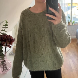 Grön lurvig stickad tröja - Grön lurvig stickad tröja från Deisgn by Si💚 Storleken är onesize men jag skulle säga att den är ungefär storlek M💚Nästan aldrig använd, skriv vid frågor🥰