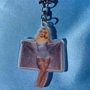 SABRINA CARPENTER - acrylic keychain - 1st Acrylic Keychain med SABRINA CARPENTER motiv. Alla SABRINA CARPENTER beställningar kommer med foto + themed stickers. Alla beställningar kommer med freebies!