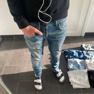 Dondup Jeans George - Dondup Jeans George! Trendigaste jeansen på marknaden. Skick = 9,5/10 Nypris = 4000 kr Säljs för = 1199 kr (Modellen har original slitningar från fabrik vilket är väldigt eftertraktat och populärt)