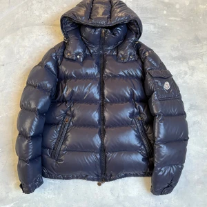 Moncler Maya navy - Moncler maya navy i superfint skick. Två små defekter, se bilder annars helt perfekt! Storlek 5 sitter som en L-XL. DM vid intresse!