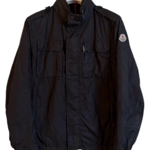 Moncler windbreaker  - Moncler vindjacka ”Jothan” storlek 2. Skick 8/10. Pris 2990kr finns att köpa på våran hemsida. 