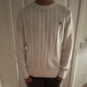 Stickad Ralph Lauren tröja - Säljer denna stickade Polo Ralph Lauren tröja i storlek S✅, skick 10/10 med prislappen kvar.  📏Måtten: Axelbredd = 45cm Längd = 60cm. Tröjan är Självklart äkta!👑, Skriv gärna vid intressen😁