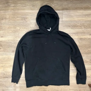Hoodie - En svart hoodie från weekday i mycket bra skick, sparsamt använd. Storlek M och sitter relaxed 