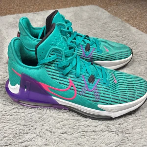 Lebron witness 6  - Säljer ett par riktigt snygga och bra basket skor. Lebron witness 6 i clear emerald/hyper pink. Skorna är i jätte bra skick har haft de i 2 år varit jätte nöjd när jag har spelat basket i dom. Tyvärr så har jag växt ur dom. De är i storlek eu 47.5/ US 13