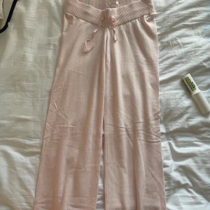 Rosa stickade byxor - Rosa stickade byxor från Gina Tricot i strl 158/164. Använda 1 gång