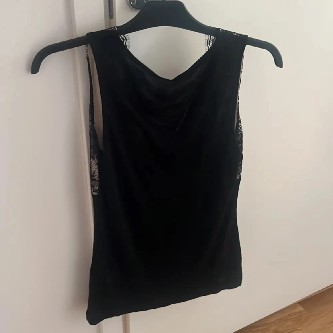 Svart spetslinnetopp med djup v-ringning - 1