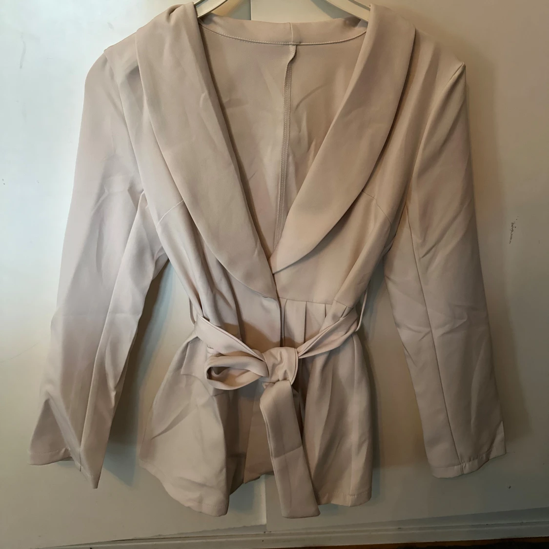 Beige kavaj med bälte - 2