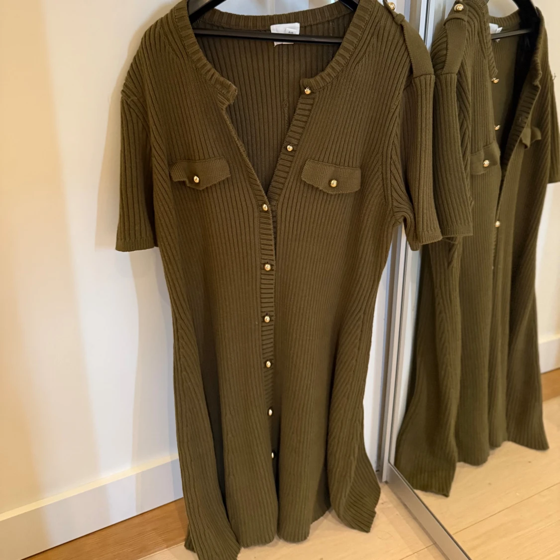  ribbad klänning med knappar - 1