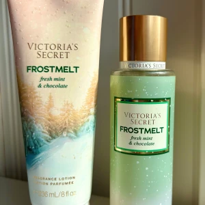 Victorias Secret Frostmelt Fresh Mint & Chocolate Body Mist och Body Lo - Victoria's Secret Frostmelt Limited Edition bjuder på en unik mix av fräsch mint och varm choklad. En helt fantastisk gourmanddoft, perfekt för helgerna som kommer. Bodymist 250 ml, Body Lotion 236 ml. Misten är enbart testad ett fåtal gånger, vilket syns på bild. Lotion oöppnad, vilket syns på bild. Givetvis förvarad mörkt och svalt.
