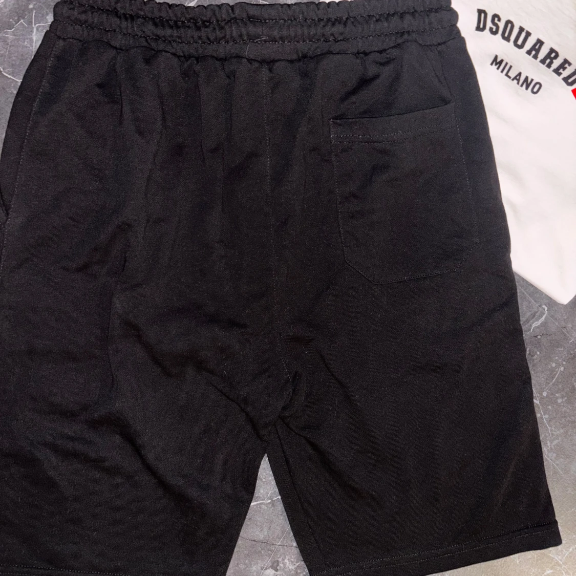 Vit T-shirt och svarta shorts från Dsquared2 ICON - 2