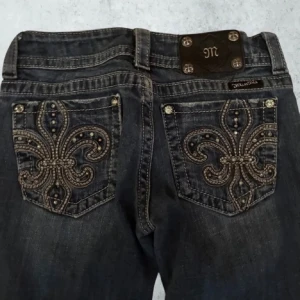 Miss Me bootcut jeans  - ‼️OBS en av pärlorna där bak har lossnat‼️Jättesnygga miss me jeans💕 Pris går alltid att diskutera, säg till för fler bilder💕💕W: 26  L: 31 Innerben : 78 cm Ytter ben : 97 cm Midja rakt över : 33 cm