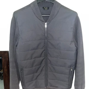 Cardigan från Massimodutti - Mörkgrå cardigan från Massimodutti. Som ny och inte använda så mycket. 