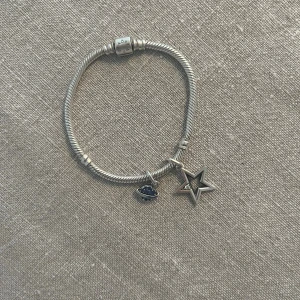Pandora silverarmband med berlocker - Snyggt  Pandora armband med två berlocker: en stjärna och en blå planet.