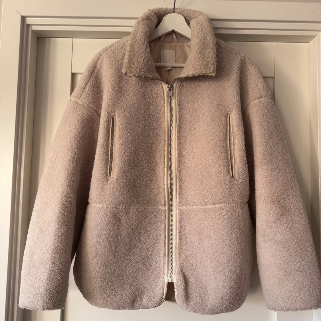 Krämvit teddyjacka H&M - 3