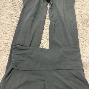 Yoga pants från Gina Tricot - Mysiga gröna yoga pants från Gina Tricot med bred midjeresår. Byxorna har en avslappnad passform och är tillverkade i mjukt bomullsmaterial, perfekta för chill dagar hemma eller när du vill vara bekväm. Knappt använda, storlek S men passar även M.