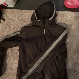 Marinblå ridbyxor med silikonprint - Snygga marinblå ridbyxor med helskodd silikonprint för extra grepp i sadeln. Byxorna har en praktisk ficka med dragkedja och breda hällor för bälte. Perfekta för dig som vill ha både stil och funktion i stallet.