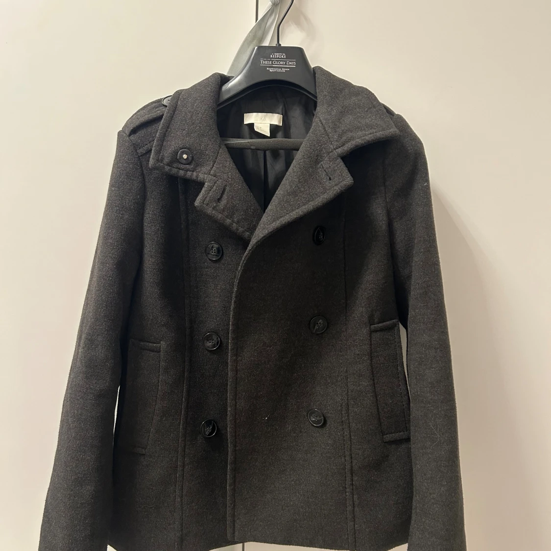 Mörkgrå skepparkavaj från H&M