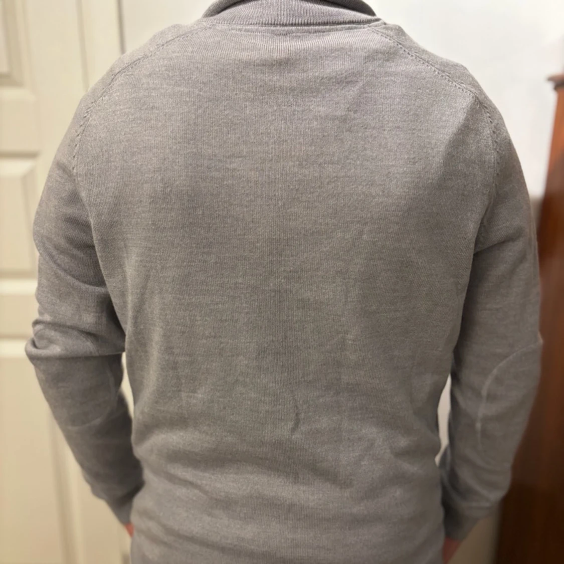 Grå stickad half zip-tröja med brodyr - 2