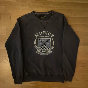 Morris sweatshirt Brun/grå - Fin Morris sweatshirt i storlek S, brun/grå. Mycket bra skick. Skriv för fler frågor eller bilder🙏🏼🙏🏼