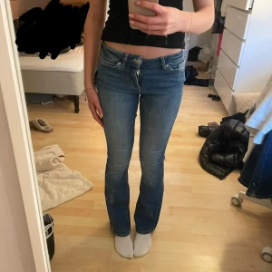 Byxor från ONLY - Hej! Säljer dessa snygga jeans från ONLY. Säljer de för att de är lite för små i midjan och kommer aldrig till användning. Ett litet hål på knät som ej märks (se sista bilden) 💗