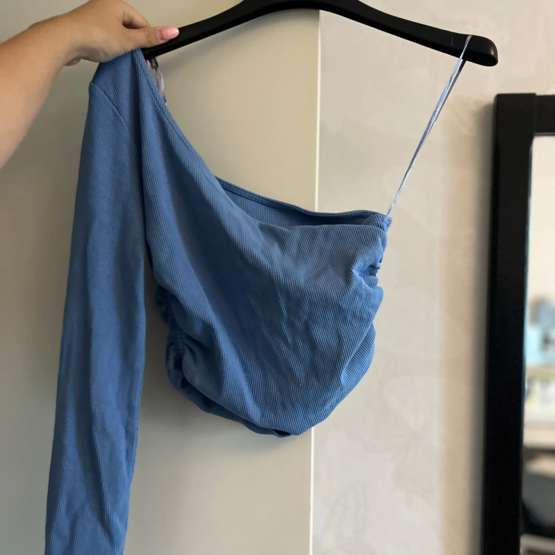 Blå ribbad oneshoulder topp