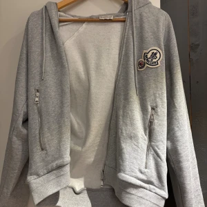 Moncler hoodie  - Samma här nytt skick, inga skador men tyvärr lite för liten 