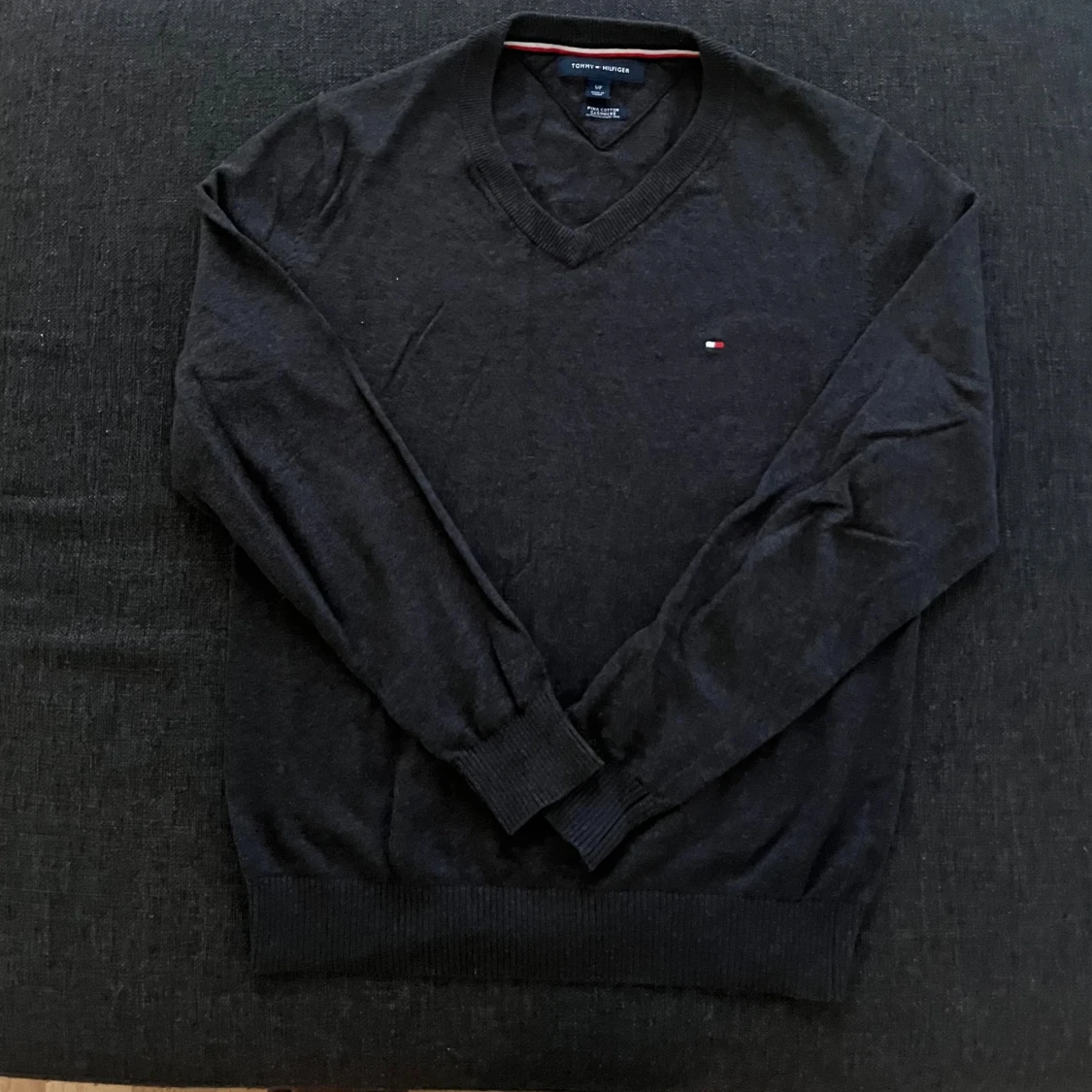 Svart v-ringad tröja Tommy Hilfiger