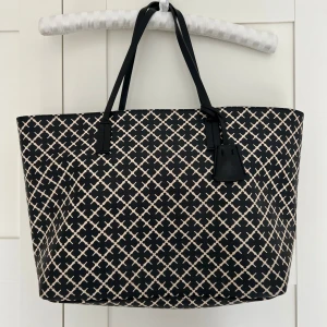By Malene Birger Abigail Totebag - Klassisk stilren shoppingväska från By Malene Birger i svart och vitt. Perfekt att ha till vardags eller som skolväska💕Väldigt bra skick utan slitage! Nypris 2800kr