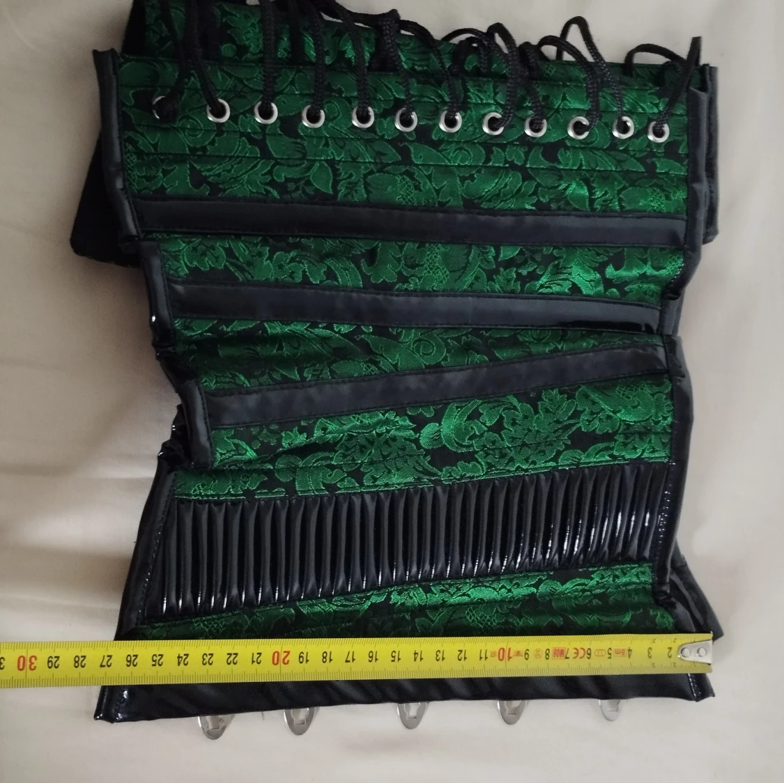 Underbystkorsett 22 med lack detaljer och grön brokad - 4