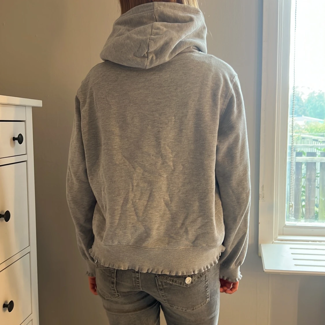 Grå hoodie med volangkant FB Sister - 1