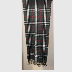 Burberry vintage halsduk - En vintage burberry halsduk till salu. Finns fler modeller på min sida. Allt är äkta men äldre kollektioner dvs vintage kollektion. Finns olika material. Vissa är kashmir, vissa är fårull och vissa är 50%/50%