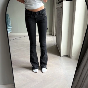 Mörkgrå bootcut jeans från Diesel - Snygga mörkgrå bootcut jeans från Diesel, modell D-EBBEY. Mycket bra skick, nypris 1800 kr 