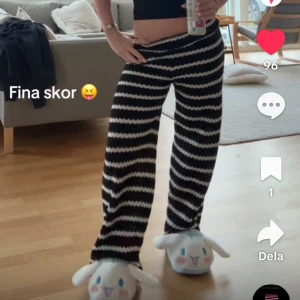 Randiga byxor INTRESSEKOLL - Tänkte sälja mina randiga byxor jag köpt på New Yorker utomlands, klippta och passar mig som är 160 🩷