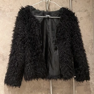 Svart pälsjacka  - Säljer min fina svarta och supermysiga  pälsjacka som är perfekt nu inför kalla hösten/vintern. Passar till allt både till skola och fest. Storlek 8 (ungefär XS)  ✨🍁mycket fint skick 