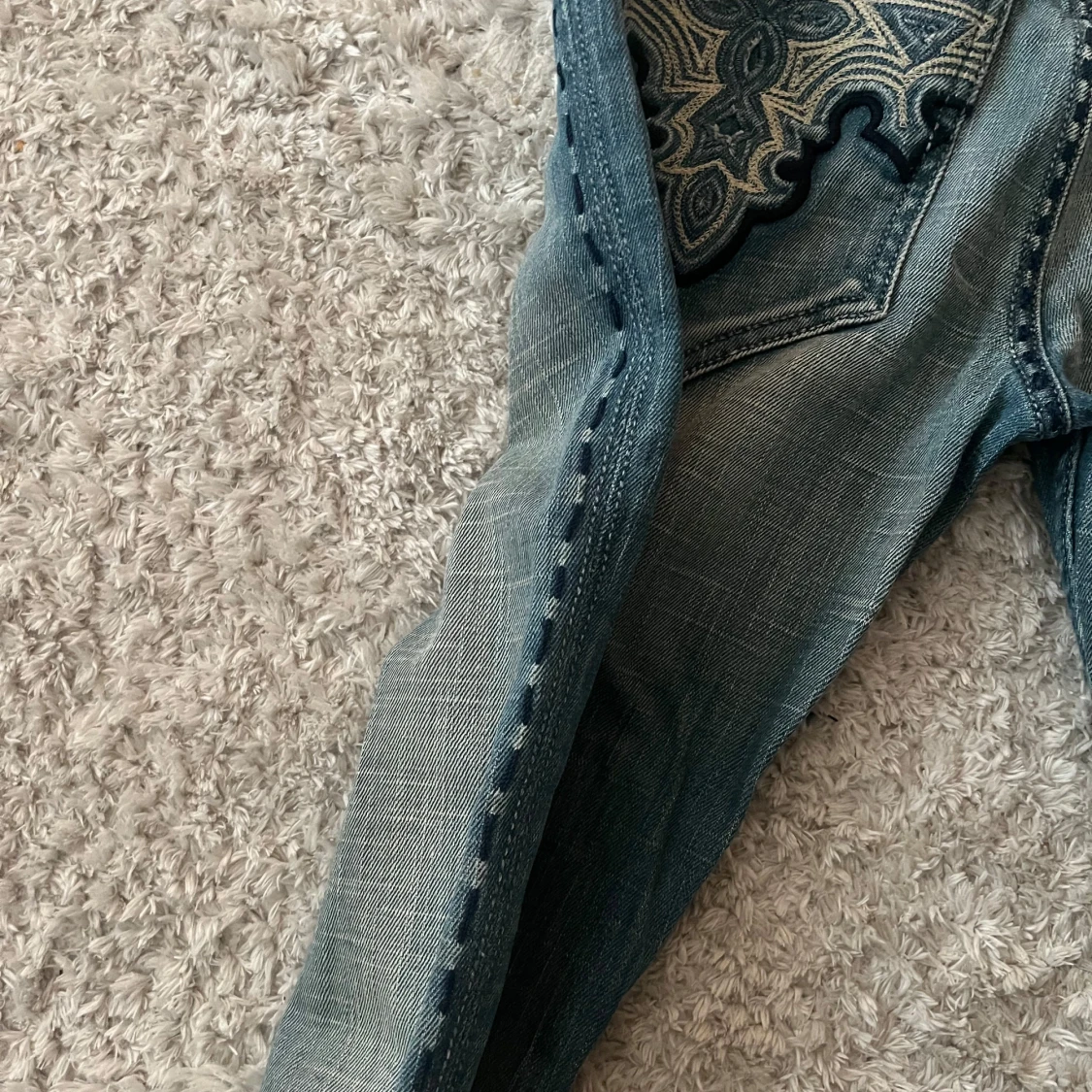 Blå jeans med broderade bakfickor - 3