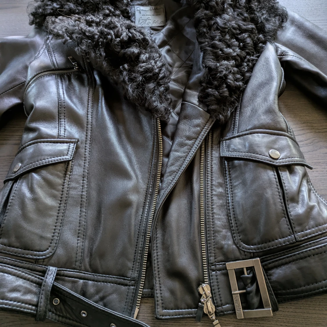 Svart skinnjacka med pälsdetaljer från LAMARQUE - 1