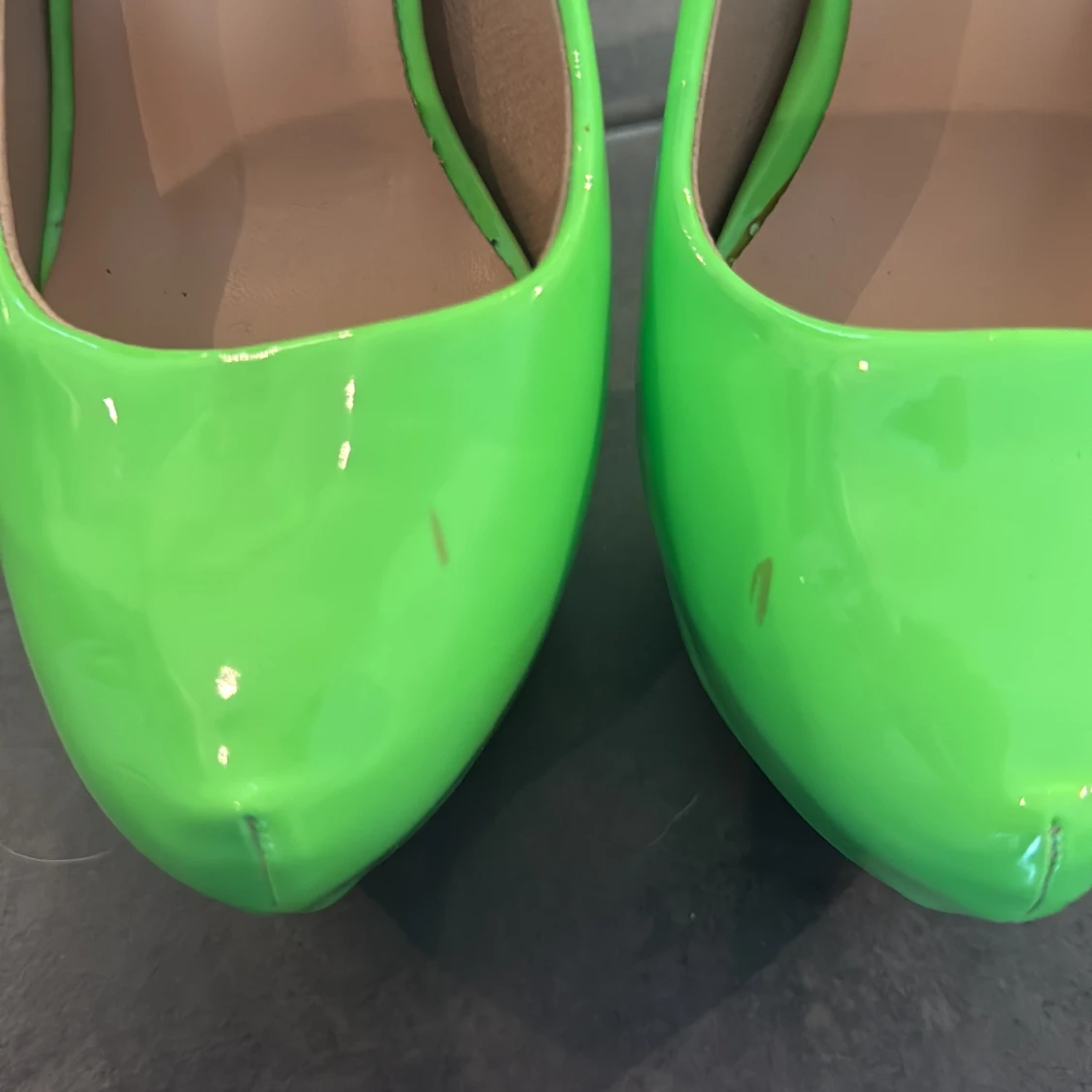 Neongröna platåpumps med 14cm hög klack - 3