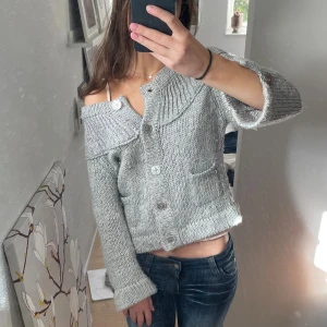 Stickad kofta med knappar - Jättegullig grå stickad kofta med stora knappar. Passar mig som brukar ha xs/s i tröjor. Den är lite nopprig men annars i fint skick💞💞