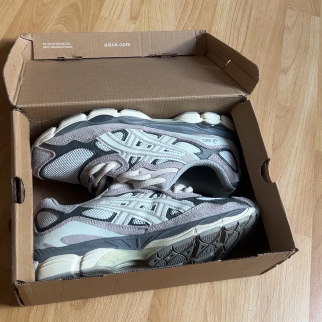 Asics sneakers i grått och vitt - 2