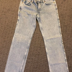 Weekday Arrow ljusa straight jeans - Weekday low arrow jeans i färgen summer blue, storlek 30/34. Passar 29/34 också. 
