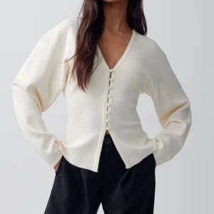 Vit kofta med v-ringning och knappar - SÖKER!! Storlek xs!!