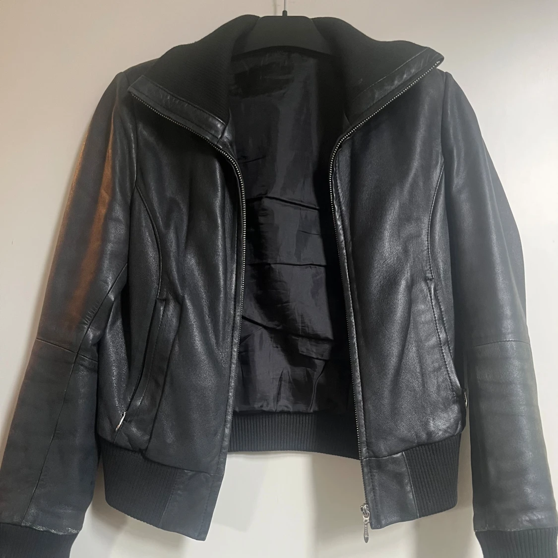 svart skinnbomberjacka - 1