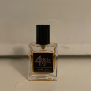 Niche4All Hazel Cognac Parfym - Upptäck Hazel Cognac från 4Niche All – en parfym med stilren design och modern känsla. En parfym som är inspirerad av angel share by killian. Perfekt för dig som vill sticka ut med något unikt.  Ca 27 ml kvar av 30 ml flaska 